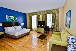 克利夫兰克利夫兰市中心智选假日酒店的酒店客房,配有床和沙发