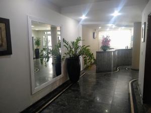 圣保罗费城酒店的楼内带有盆栽的走廊