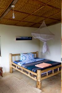 RubuguliKarungi Camp的天花板客房内的木床