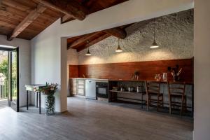 圣费利切德尔贝纳科Agriturismo Le Chiusure的开放式厨房设有木墙和木地板