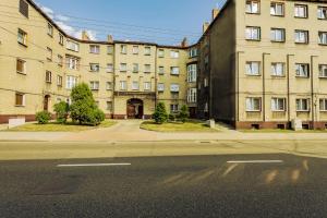 卡托维兹Stylowy apartament的一个大建筑前的一条空的街道
