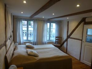 普劳西Altes Fischerhaus的一间卧室配有一张大床和枕头