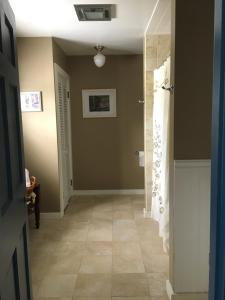 纳舒厄Timber Post Bed & Breakfast的浴室的走廊铺有瓷砖地板。