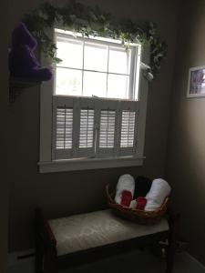 纳舒厄Timber Post Bed & Breakfast的窗子,窗子上放着一篮毛巾