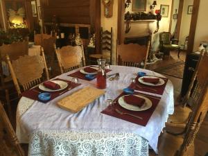 纳舒厄Timber Post Bed & Breakfast的餐桌、白色桌布和桌子