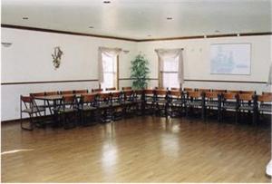 格伦伍德温泉Silver Spruce Inn的大型客房设有桌椅