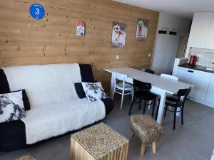 艾姆拉普拉涅Plagne Centre - Immeuble Le Mustag - Wifi的客厅配有沙发和桌椅