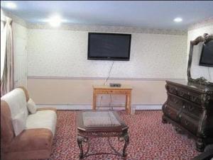 莫里斯普莱恩斯帕西帕尼套房酒店 的客厅配有沙发和墙上的电视
