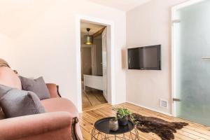 BretzenheimLober´s Ferienhaus ****的客厅配有沙发和墙上的电视