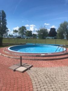 扎马迪B-Home Resort的砖砌的公园里的一个圆形游泳池