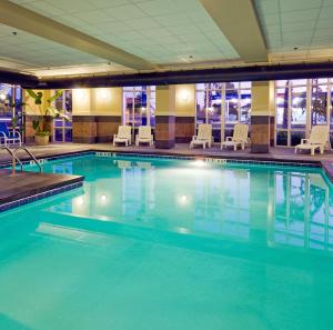哥伦比亚哥伦比亚 - 杰克逊堡智选假日套房酒店的一座配有桌椅的酒店游泳池