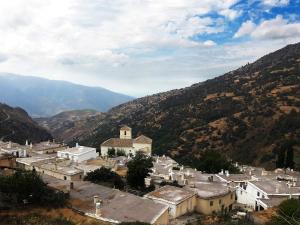 布维翁Casa El Rincón del Ángel的山 ⁇ 的小镇