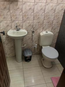 里约达欧特拉斯Pousada Beira Mar的一间带卫生间和水槽的浴室