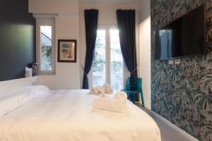 卡塔尼亚CasaVostra al Parco的卧室配有带毛巾的大型白色床