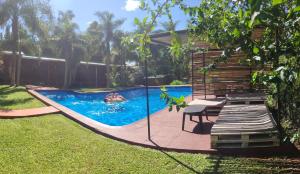 伊瓜苏港波萨达21号橙子酒店的一座房子后院的游泳池