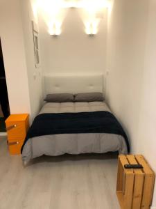 托雷维耶哈Acogedor y novedoso Loft en Torrevieja的一间卧室配有一张带黑白色棉被的床