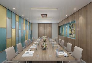 卡萨布兰卡New Hotel Piscine Wellness & Spa的一间会议室,配有长桌子和椅子