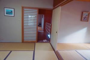Hashiba山荘民宿的客厅设有门和楼梯