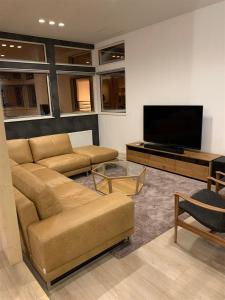 留寿都村Kalamunda House Rusutsu的带沙发和平面电视的客厅
