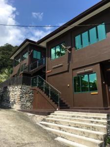 士毛月Paradise Valley Resort Broga的房屋设有楼梯,通往