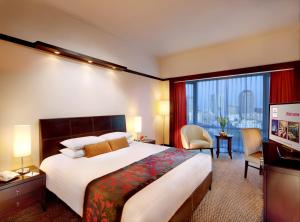 雅加达雅加达千禧大酒店的酒店客房设有一张床和一个大窗户