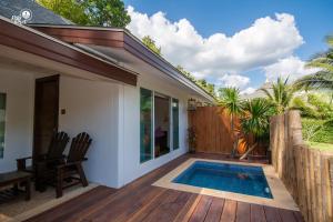 奥南海滩Krabi Resort- SHA Extra Plus的木甲板上设有游泳池的房子