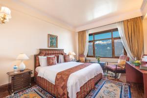 佩林The Elgin Mount Pandim - Heritage Resort & Spa的酒店客房设有床和窗户。