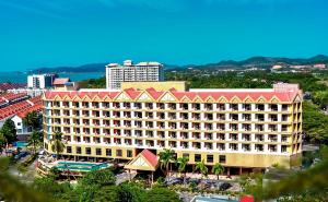 瓜埠国际大酒店的一座大型酒店建筑,设有红色屋顶