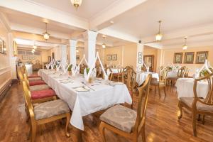 佩林The Elgin Mount Pandim - Heritage Resort & Spa的一间设有白色桌椅的用餐室
