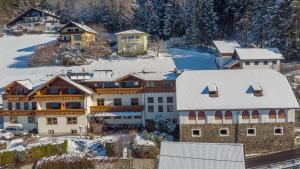 米尔施塔特盖茨弗莱德住宿加早餐酒店的雪地中度假村的空中景观