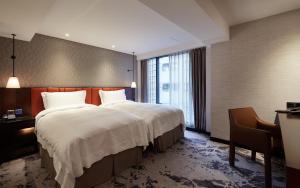 台北天云旅栈 台北中山的一间设有大床和窗户的酒店客房