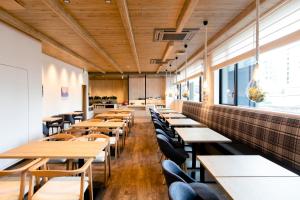 札幌Hotel Wing International Sapporo Susukino的餐厅里一排桌椅