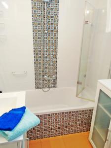 阿罗纳Casa Limona - In Teneriffas Sonnigem Süden的带淋浴和蓝毛巾的浴室