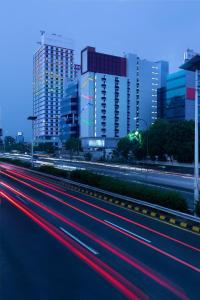 雅加达Amaris Hotel Slipi的高速公路上拥有建筑物和汽车的城市