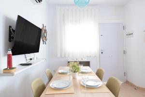 利乌玛Villa Julia的用餐室配有桌椅和平面电视。