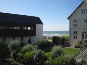 阿内勒Maisonnette LE COTTAGE à 50m du FRONT DE MER à Asnelles , 3km d'Arromanches, 10km de Bayeux的享有海滩美景。