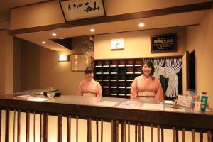 京都Nishiyama Ryokan - 1953年創業的两个女人站在沙龙柜台后面