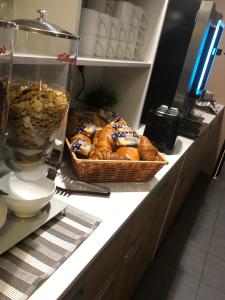 奥尔西埃Auberge de la Gravière的装满面包和一篮糕点的冰箱