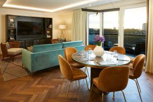 伦敦仕骅廷格洛斯特公园酒店公寓的客厅配有沙发和桌椅