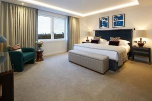 伦敦仕骅廷格洛斯特公园酒店公寓的一间卧室配有一张床、一张沙发和一把椅子