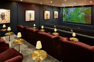 伦敦仕骅廷格洛斯特公园酒店公寓的一间设有椅子和平面电视的等候室