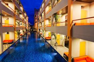七岩七岩海滩华欣富丽华桑德拉豪华酒店的享有酒店走廊和游泳池的景色