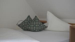 海德堡海德堡安拉格酒店的睡在床上的袋子,带两个枕头