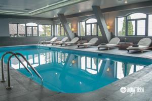 瑟切莱Q Resort and Spa的游泳池,酒店内设有椅子和游泳池