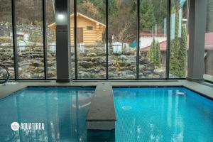 瑟切莱Q Resort and Spa的享有房屋景致的游泳池
