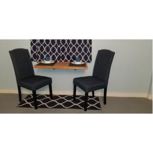Cap EstateCareffe Suites Unit 4的一张桌子,两把椅子,一张桌子,上面有盘子