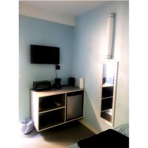 Cap EstateCareffe Suites Unit 4的一间带电视和镜子的客厅