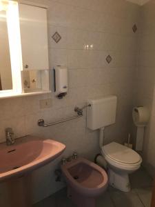 拉韦纳蓬泰特雷萨Hotel Carillon的一间带卫生间和水槽的浴室