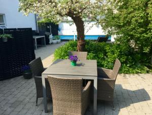 斯文堡Kathrines Bed & Breakfast的庭院里配有桌椅和一棵树