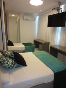 累西腓比安卡海滩酒店的酒店客房设有两张床和电视。